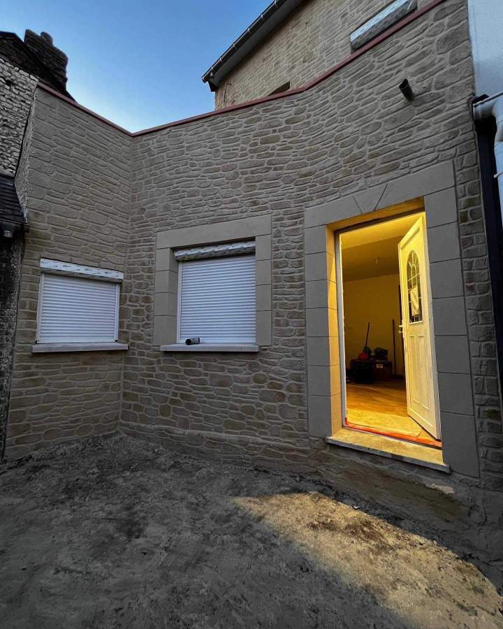 Travaux de rénovation extérieure : façades, peinture.